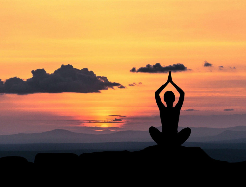 Silhouette Mensch Meditation vor Sonnenuntergang