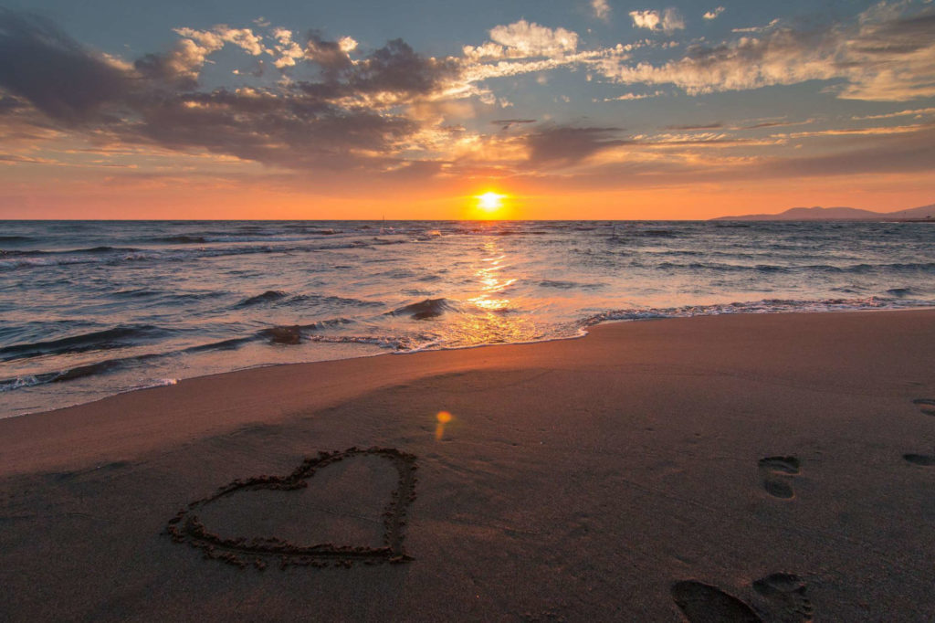 Sonnenuntergang Strand Herz im Sand