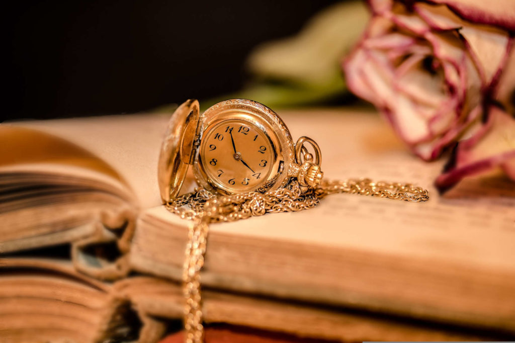 goldene Uhr, Rose und Buch